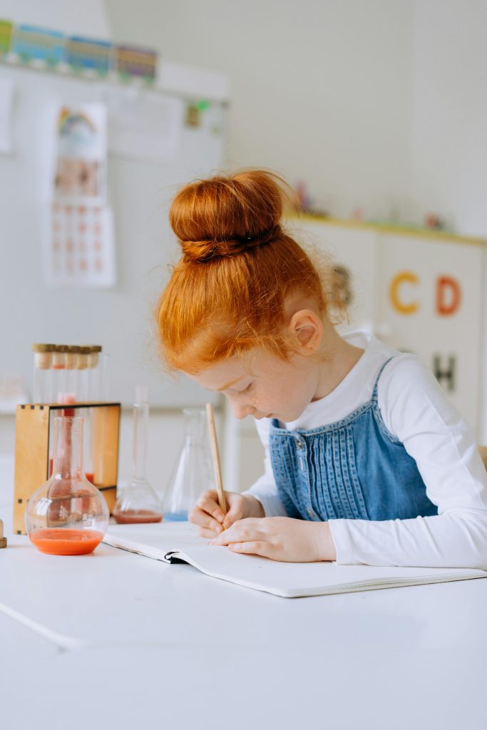 niña estudiando
niña escribiendo